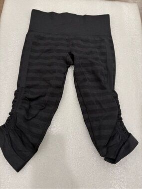 Lululemon In The Flow Crop Black Striped Capri Leggings Woven Knit Sz 2/4